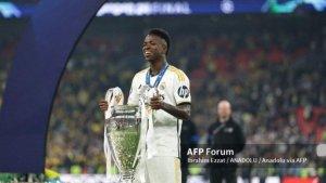 Vinicius-Junior-dari-Real-Madrid-mengangkat-trofi-Liga-Champions.jpg