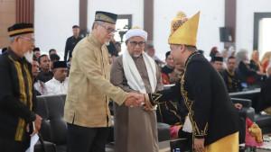 Wabup-Pidie-Alzaizi-bersalaman-dengan-pemateri-dari-Malaysia-disela-sela-membuka-Seminar.jpg
