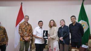 Wagub-Aceh-Fadhlullah-SE-menyerahkan-cendera-mata-kepada-Kedubes-Selandia-Baru.jpg
