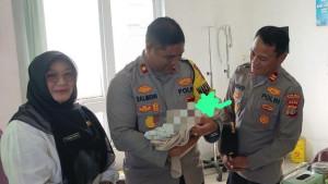 Wakapolres-Kompol-Salmidin-menggendong-bayi-yang-ditemukan-di-semak-semak.jpg