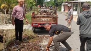 Warga-Gampong-Pondok-Keumuning-bersama-perangkat-gampong-gotong-royong-membersihkan-sampah.jpg