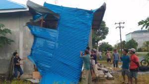 Warga-gotong-royong-rapikan-atap-rumah-Arsad-penduduk-Gosong-Telaga-Barat-Aceh-Singkil.jpg