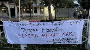 Warga-membentangkan-sejumlah-poster-sebagai-bentuk-protes-atas-pergeseran-pengungsi-Rohingya.jpg