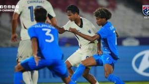 Yotsakon-Burapha-Thailand-berebut-bola-dengan-Otu-Bisong-Filipina-di-Piala-AFF-U23-2025.jpg