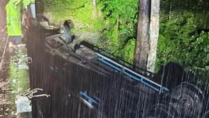 atu-unit-truk-box-terjun-ke-bawah-jembatan-di-kawasan-Gunung-Paro.jpg