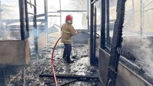 etugas-pemadam-kebakaran-melakukan-upaya-pemadaman-terhadap-rumah-yang-terbakar.jpg