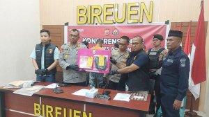 memperlihatkan-barang-bukti-narkotika-dalam-jumpa-pers-menjelang-berbuka-di-mapolres-bireuen.jpg