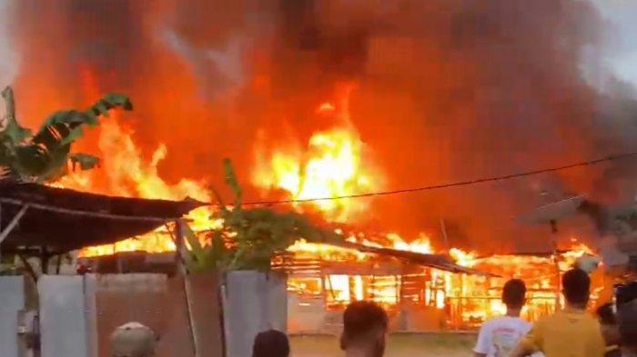 Api-terlihat-sedang-membakar-rumah-dinas-TNI-miliki-Kodim-0104Atim.jpg