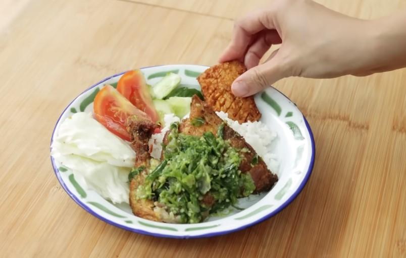 Resep Simpel Ayam Geprek Cabai Hijau ala Chef Devina Hermawan