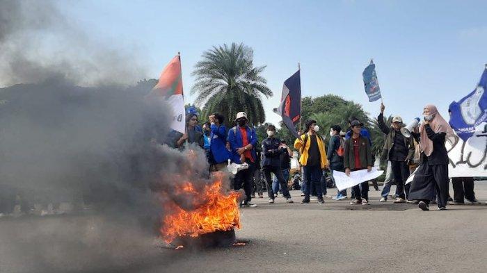 Ribuan Mahasiswa Geruduk Kantor Gubernur Aceh dalam Aksi Demo Tolak Kenaikan BBM