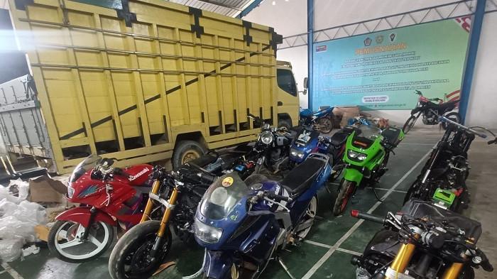Barang-ilegal-diduga-dari-Thailand-berupa-8-unit-sepeda-motor-diamankan.jpg