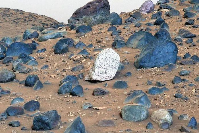 Batu-yang-terlihat-berbeda-di-Mars.jpg