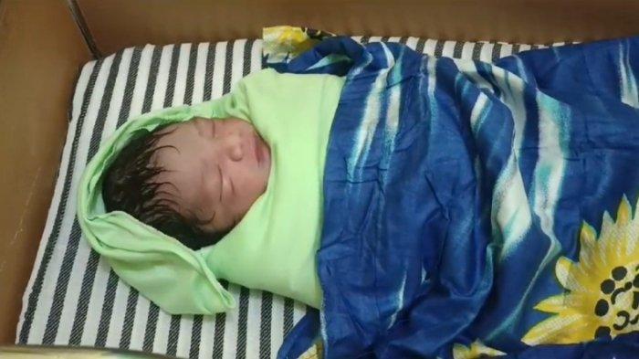 Bayi-pengungsi-imigran-Rohingya-yang-dilahirkan-di-Puskesmas-Peureulak-Timur.jpg