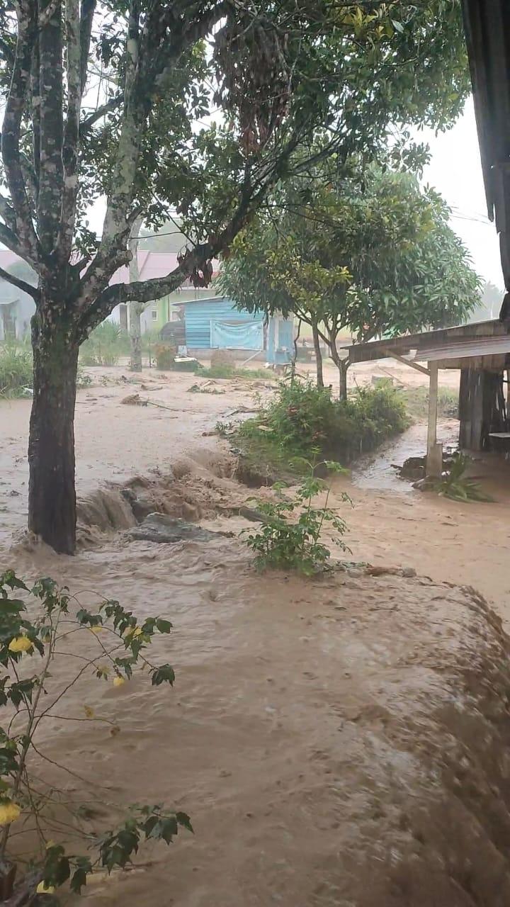 Rumah warga yang hancur akibat longsor di belakang Masjid Nurul Iman, Lampahan, Kecamatan Timang Gajah, Bener Meriah, Jumat (28/11/2025).