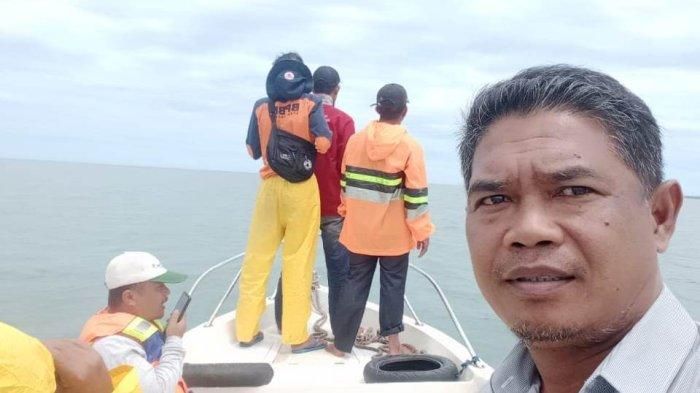 Camat-Kuala-Baru-Aceh-Singkil-Mansurdi-menggunakan-speedboat-melakukan-pencarian.jpg