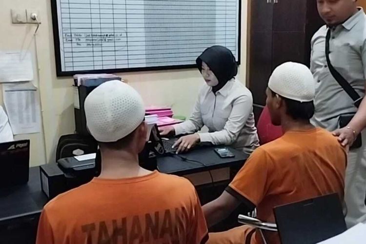Dua-dari-3-pelaku-pencabulan-anak-perempuan-di-bawah-umur-ditahan-di-tahanan-Polres-Blitar.jpg