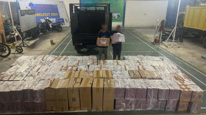 Dua-pelaku-dan-barang-bukti-rokok-ilegal-saat-diamankan-di-Kantor-Bea-Cukai-Langsa.jpg