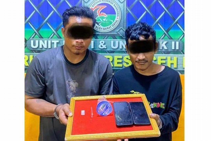 Dua-terduga-pelaku-berinisial-HR-29-dan-HD-25-diamankan-oleh-pemuda-dan-polisi-terkait-narkoba.jpg