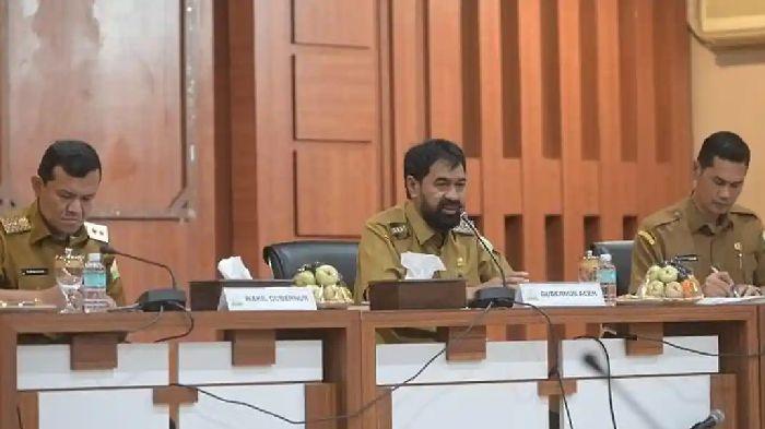 Gubernur-Aceh-Muzakir-Manaf-didampingi-Wagub-Fadhlullah-dan-Sekda-Aceh-M-Nasir-memimpin-rapat.jpg