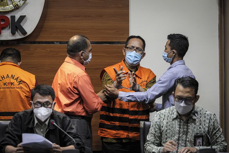 Hakim-Pengadilan-Negeri-PN-Surabaya-Itong-Isnaeni-Hidayat-tengah-menyampaikan-pembelaan.jpg