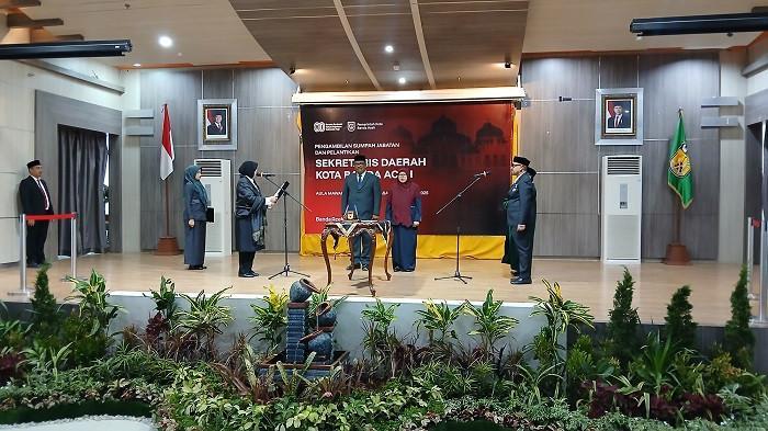 Illiza-Saaduddin-Djamal-resmi-melantik-Jalaluddin-ST-MT-sebagai-Sekda-Kota-Banda-Aceh.jpg