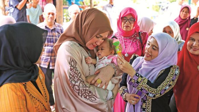 Istri-Gubernur-Aceh-Marlina-atau-akrab-disapa-Kak-Ana-memberikan-bantuan-rumah-layak-huni.jpg