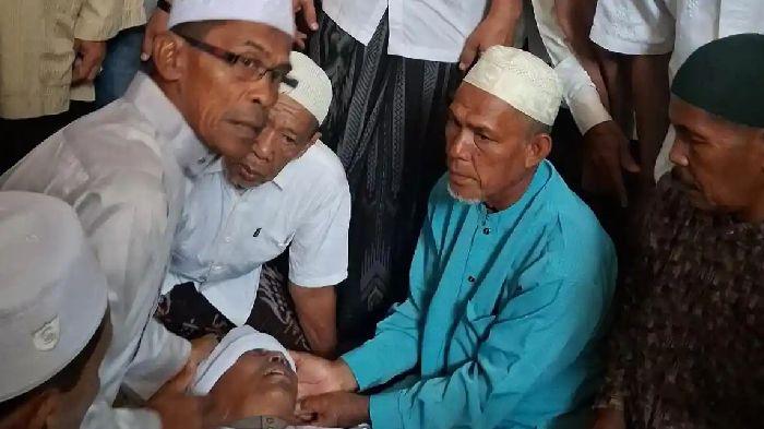 Jenazah-Tgk-Amri-Abdullah-Utue-saat-dibaringkan-di-ambal-Masjid-Agung-Alfalah-Sigli.jpg