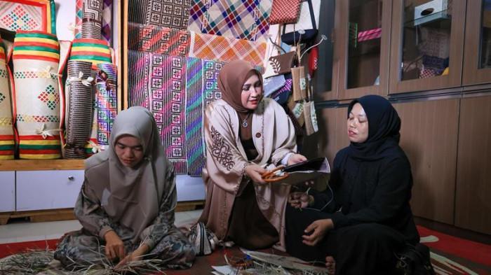 Kak-Ana-melihat-langsung-ragam-produk-kerajinan-tangan-dalam-showroom-Dekransda-Aceh-Timur.jpg