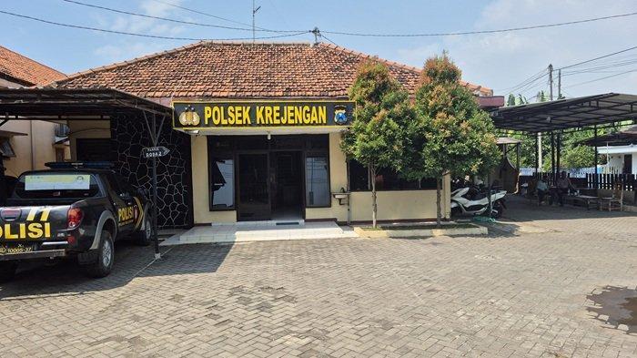 Kantor-Polsek-Krejengan-kini-sedang-menangani-kasus-dua-orang-meninggal-pesta-miras-di-rumah-Kades.jpg