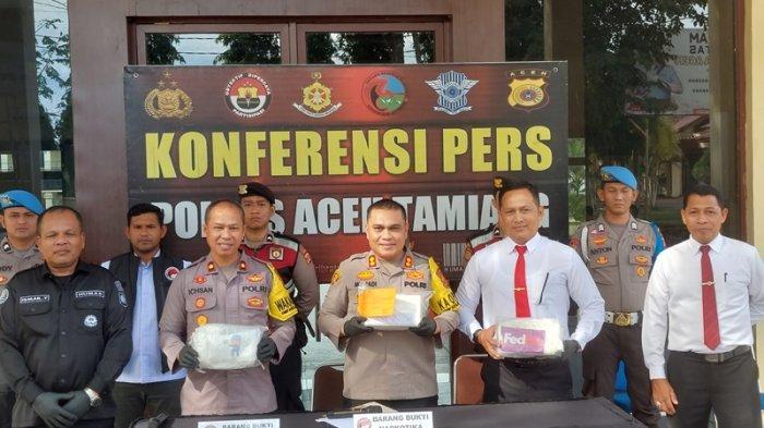Kapolres-Aceh-Tamiang-AKBP-Muliadi-tengah-menunjukkan-kokain-yang-diamankan-dari-tersangka-M.jpg
