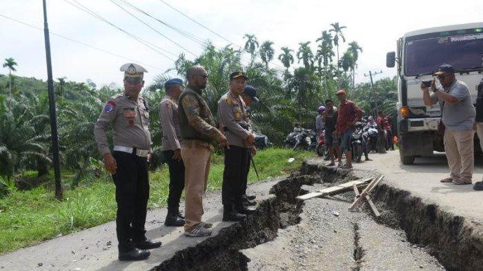 Kapolres-Bireuen-tinjau-lokasi-Jalan-Nasional-Bireuen-Takengon-Km-16-yang-amblas.jpg