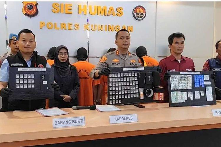Kapolres-Kuningan-bersama-jajaran-Satnarkoba-menunjukkan-hasil-tangkapan-giat-Sikat-Narkoba.jpg