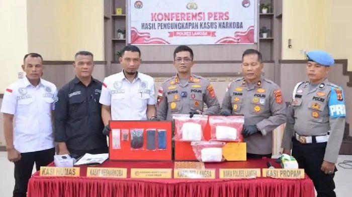 Kapolres-Langsa-AKBP-Mughi-Prasetyo-Habrianto-dan-jajaran-saat-memberikan-keterangan-pers.jpg