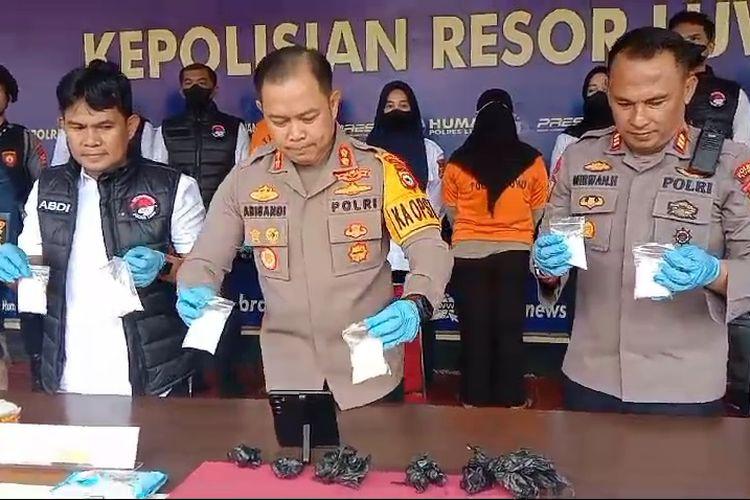 Kapolres-Luwu-AKBP-Arisandi-mengangkat-barang-bukti-kepemilikan-sabu.jpg