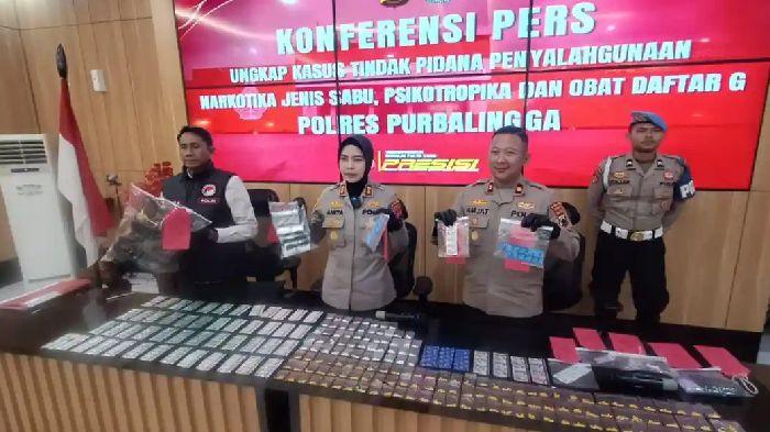 Kapolres-Purbalingga-menunjukkan-barang-bukti-ribuan-butir-obat-terlarang.jpg