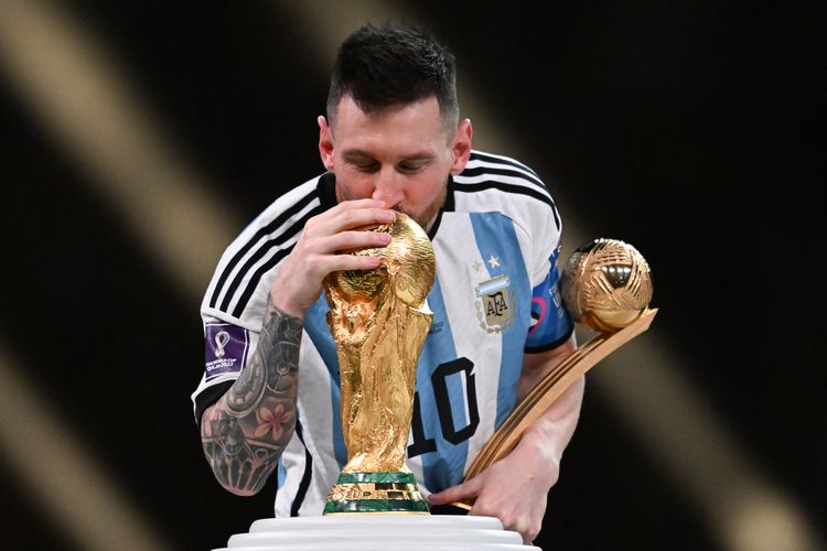 Kapten-Argentina-Lionel-Messi-mencium-Trofi-Piala-Dunia.jpg