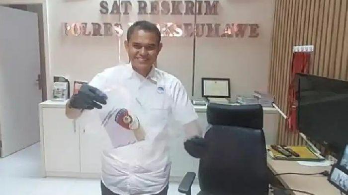 Kasat-Reskrim-Polres-Lhokseumawe-memperlihatkan-barang-bukti-terkait-penemuan-mayat.jpg