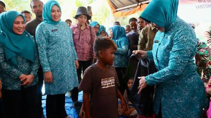 Ketua-TP-PKK-Aceh-Marlina-Muzakir-Kak-Na-salurkan-bantuan.jpg