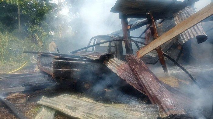 Kondisi-mobil-pick-up-dan-bangunan-yang-terbakar-di-Desa-Lamsie-Kecamatan-Kuta-Cot-Glie.jpg