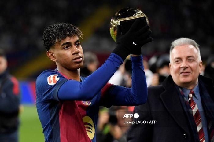 Lamine-Yamal-memamerkan-trofi-Golden-Boy-Award-2024.jpg