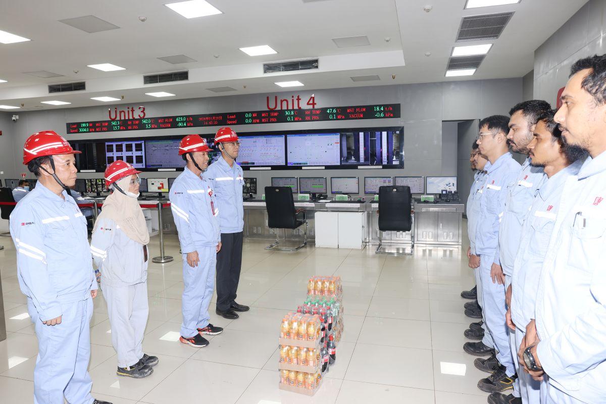 MENYERAHKAN-MINUMAN-KE-PEKERJA.jpg