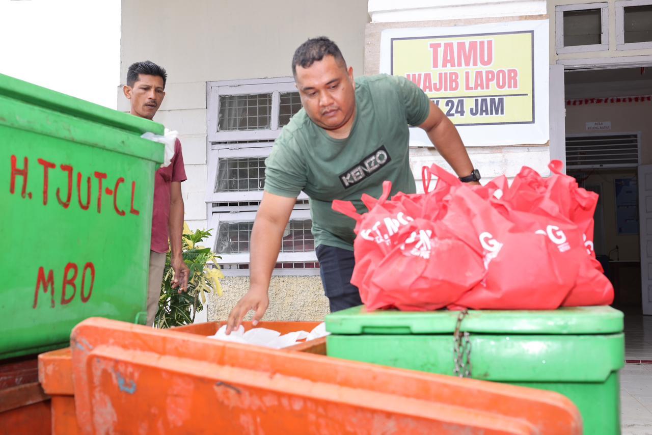 PT Meulaboh Power Generation Bagi Daging Meugang di Suak Puntong