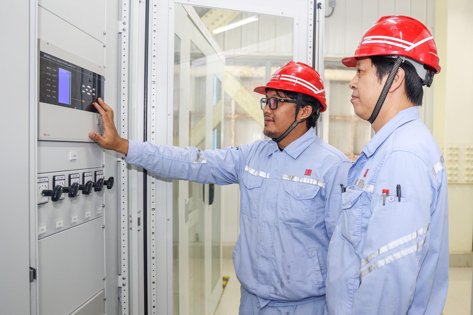 Yang Jun bersama Dwi Prasetyo, Supervisor Electrical Operation, memeriksa panel power cabinet di ruang Relay Control PLTU Nagan Raya Unit 3-4, Jumat (19/12/2025).