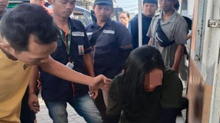 Maria-Livia-diamankan-warga-di-pos-perumahan-setelah-melakukan-begal-driver-taksi-online.jpg