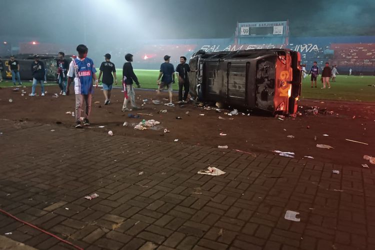 Mobil-K-9-dibalik-oleh-supporter-Aremania-dalam-kericuhan-yang-terjadi-di-Stadion-Kanjuruhan.jpg