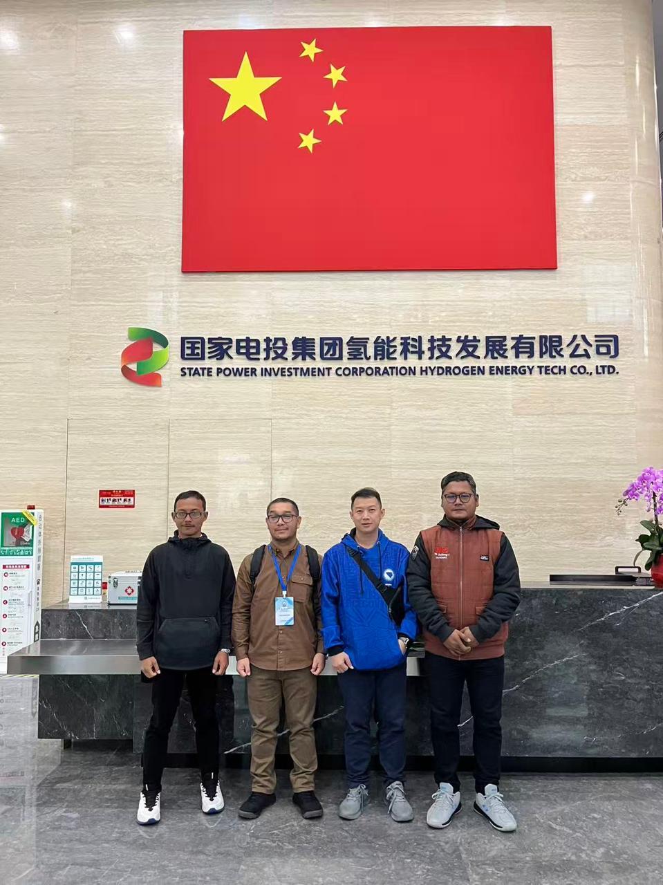 BERFOTO BERSAMA - Dimas Yudha Prawira (paling kiri) berfoto bersama rekannya saat mengunjungi perusahaan teknologi hidrogen di Beijing, Sabtu (18/10/2025).(Dok PT MPG Nagan Raya)