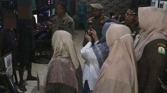 Para-siswa-yang-sedang-bolos-saat-jam-sekolah-terjaring-razia-Satpol-PP-dan-WH-Aceh.jpg