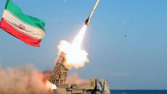 Pasukan-Iran-menembakkan-rudal-dalam-latihan-militer-di-Pantai-Makran-Teluk-Oman.jpg