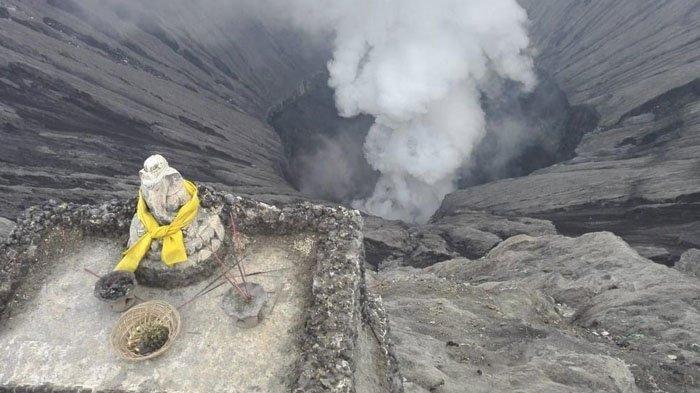 Patung-Ganesha-saat-masih-bertengger-di-bibir-kawah-Gunung-Bromo-hilang.jpg