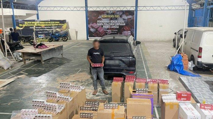 Pelaku-bersama-barang-bukti-rokok-ilegal-diamankan-di-Kantor-Bea-Cukai-Langsa.jpg